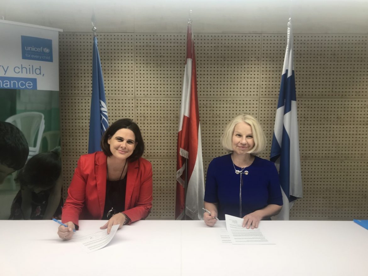 جدّدت حكومة فنلندا التأكيد على التزامها تجاه الأطفال الأكثر ضعفًا الذين يعيشون في لبنان من خلال المساهمة بمبلغ إضافي قدره 3.7 مليون يورو لبرنامج اليونيسف "لا لضياع جيل". وستوفر المنحة الجديدة للفتيات والفتيان الذين تبلغ أعمارهم 10 سنوات وما فوق، إمكان الحصول على الحماية والمساعدة الاجتماعية والتعليم. سيحصل أكثر من 7000 طفل وشاب من الذين لا يحصلون على أي شكل من أشكال التعليم، ويتعرّضون لخطر عمل الأطفال،أو الزواج المبكر، على إمكانية الوصول إلى التعليم غير الرسمي والدعم النفسي والاجتماعي والمساعدة الاجتماعية والتدريب على المهارات الحياتية والكفاءات. وقالت سفيرة فنلندا في لبنان تاريا فرنانديز إنه إذا كان يصعب على أسرة تأمين أدنى الإحتياجات الأساسية، يصبح على الأطفال العمل هم أيضًا، فنراهم يعملون في الشوارع، والأسواق، أو حتّى في مواقع البناء، مؤكدة أنّ أفضل طريقة لنقل الأطفال اللاجئين إلى المدرسة هي من خلال دعم عائلاتهم. وأضافت: "من خلال دعم التعليم والتدريب المهني للشباب، فإننا نمنحهم فرصة لمستقبل أفضل. وسيركّز التمويل الجديد على الأطفال الأكثر ضعفاً الذين يقيمون في 56 بلدية تقع ضمن 251 منطقة من المناطق الأكثر حرماناً في لبنان". وبدورها، قالت نائب ممثلة الـ"يونيسف" في لبنان فيوليت سبيك وارنري إنّه من خلال المساهمة السخية المقدّمة من حكومة فنلندا، سنواصل دعم الأطفال والمراهقين الأكثر هشاشة من خلال التعليم، والحماية، وخلق الفرص لبناء مستقبل أفضل لهم. واستطردت قائلة:"نحن ممتنّون لحكومة فنلندا ولدعمها المستمر لعملنا مع الأطفال والأسر المحتاجة." وتجدر الإشارة إلى أنه سبق للـ"يونيسف" في لبنان أن حصلت على تمويل من حكومة فنلندا ضمن البرامج المتعدّدة القطاعات،كالتعليم، وحماية الطفل، والصحة والتغذية، وبرنامج المراهقين والشباب.